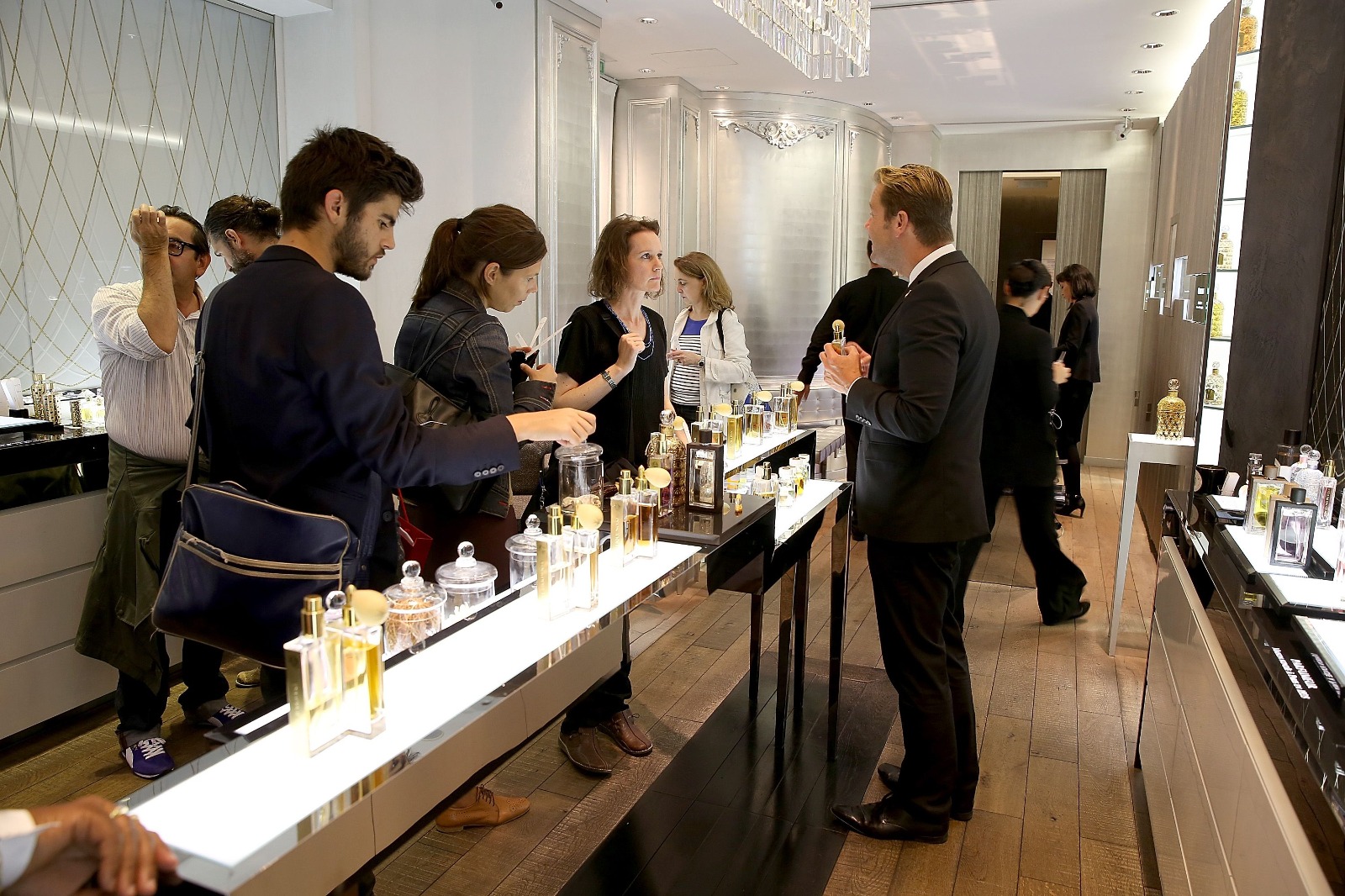 Ontdek Gissah parfum met fruitige, bloemige en warme tonen