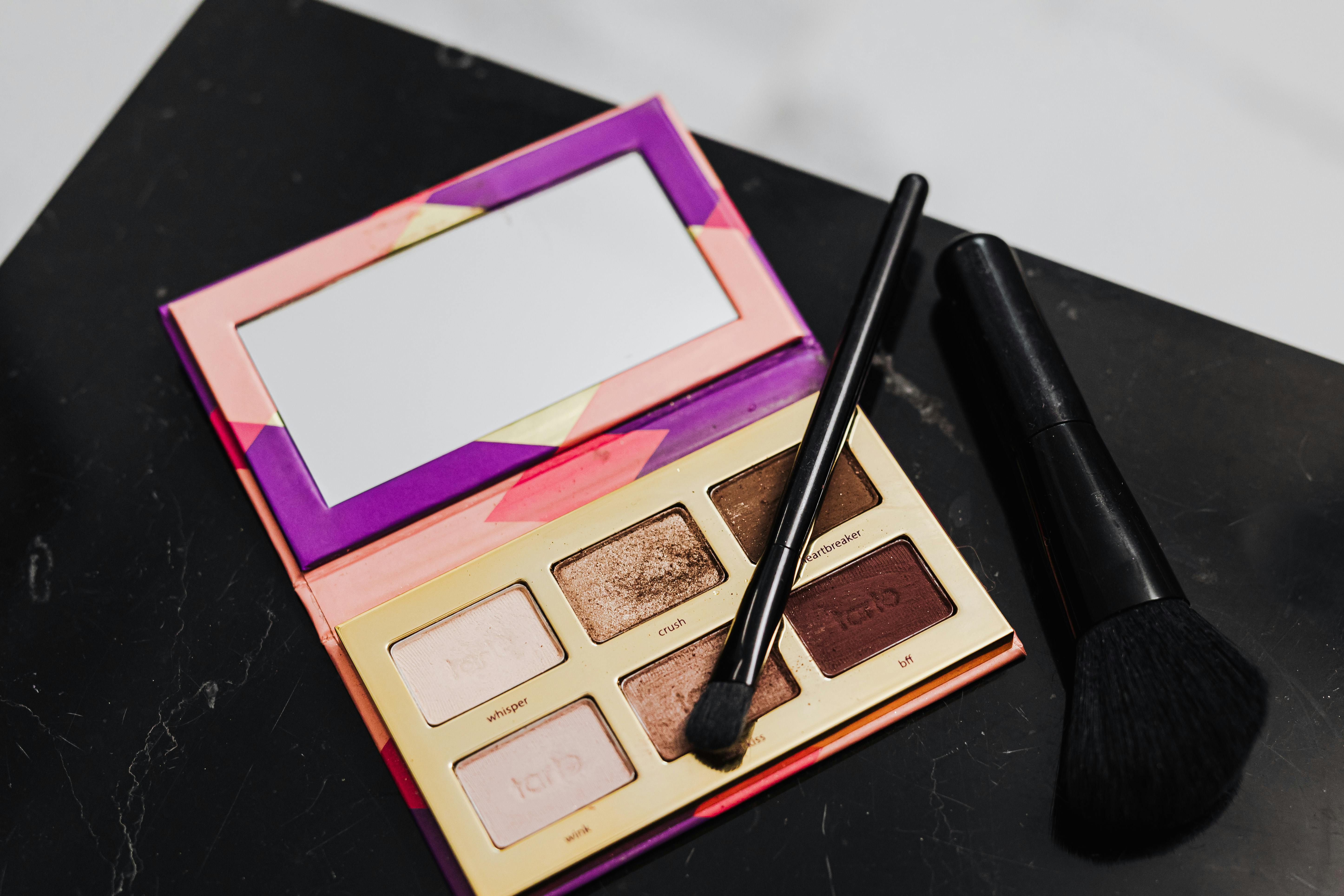 Skin-Conscious Glitter Eyeshadow Palette for Everyday and Glam Looks
